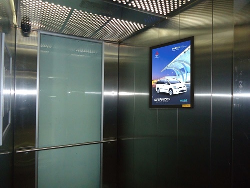 Màn hình quảng cáo thường được lắp ở thang máy, tạo sự chú ý.