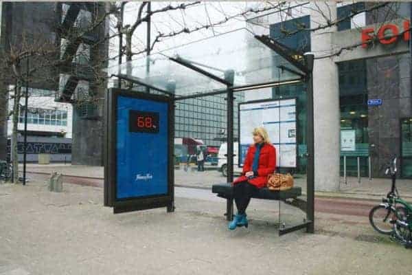 Màn hình quảng cáo ngoài trời tại trạm bus giúp doanh nghiệp có thể đưa quảng cáo đi xa hơn.