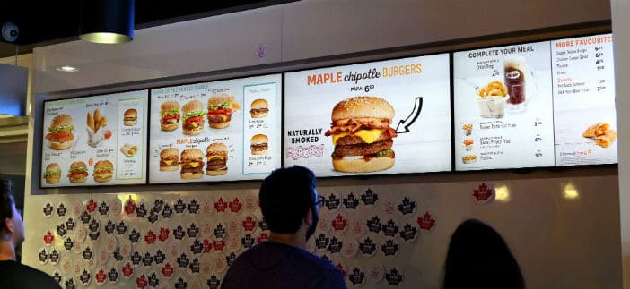 Sử dụng màn hình quảng cáo tại nhà hàng giúp hiển thị menu, bán hàng hiệu quả.