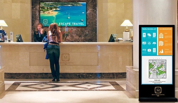 Màn hình quảng cáo chân đứng được các khách sạn lớn sử dụng rộng rãi, là phương tiện truyền thông hiệu quả