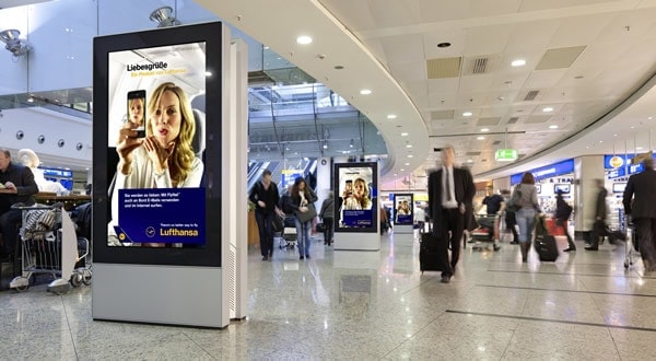 Màn hình quảng cáo dạng đứng được lắp đặt nhiều tại các sân bay
