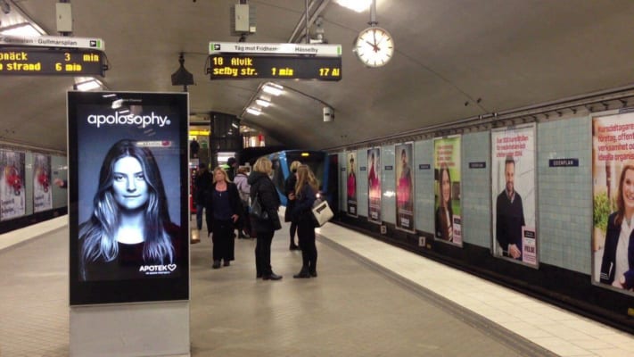 Màn hình quảng cáo chân đứng tại nhà ga