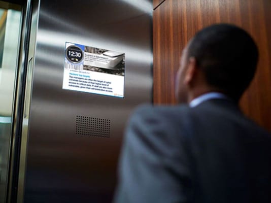 Màn hình quảng cáo trong thang máy có thể lựa chọn đặt bên trong hoặc bên ngoài