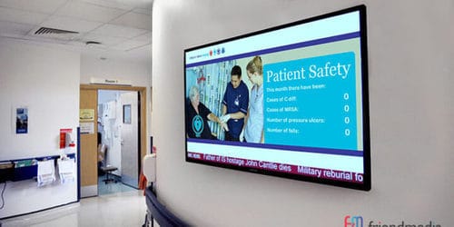 Màn hình quảng cáo LCD treo tường 80 inch được lắp đặt ở bệnh viện.