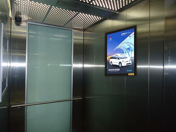 màn hình quảng cáo dạng dọc được ứng dụng rộng rãi trong thang máy.