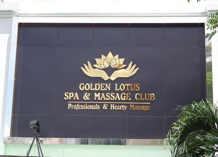 Biển hiệu Spa Golden Lotus bằng Inox