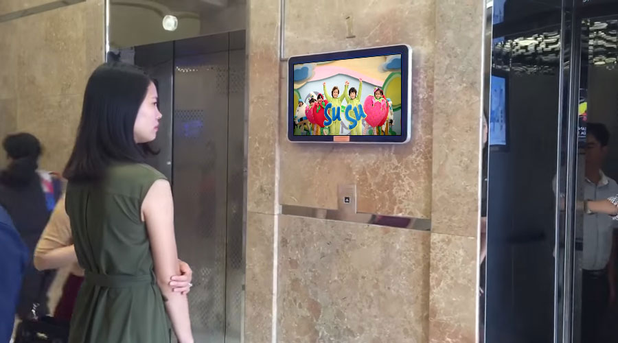 Màn hình quảng cáo thang máy thu hút đông đảo người xem