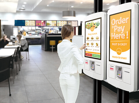Khách hàng có thể order đồ trực tiếp thông qua màn hình quảng cáo chân đứng cảm ứng